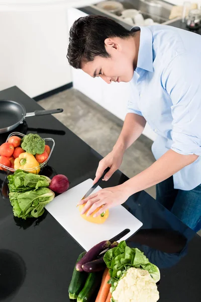 Japanse man salade te bereiden en koken in de keuken — Stockfoto