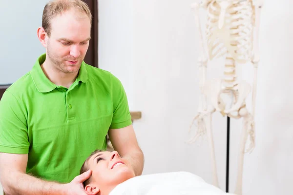 Фізіотерапевт масажує жінок обличчям — стокове фото