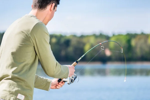 Pescatore al lago per la pesca sportiva — Foto Stock