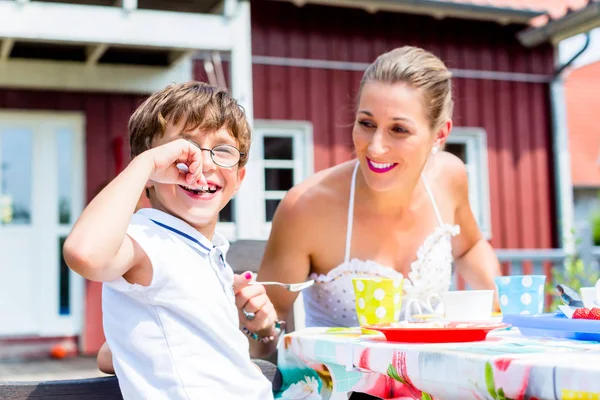 Anne oğluyla meyve pasta yemeye — Stok fotoğraf