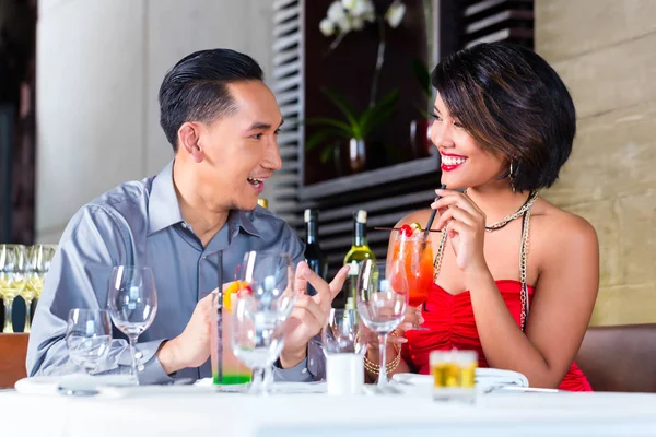Asian couple drinking cocktails — Stock Photo, Image