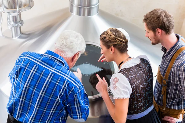 Brewer and couple in beer brewery — Stock Photo, Image