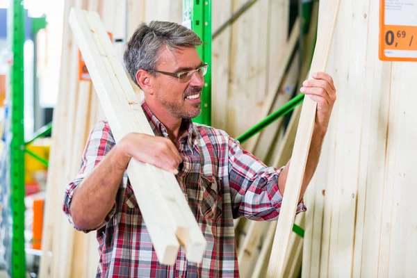 Müşteri donanım deposunun kereste bölümü