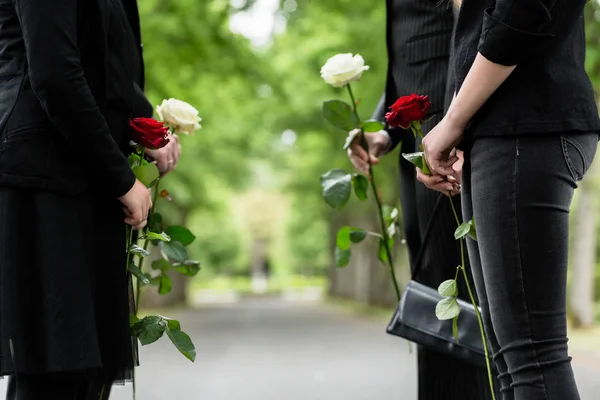 Família em guarda de honra no funeral — Fotografia de Stock