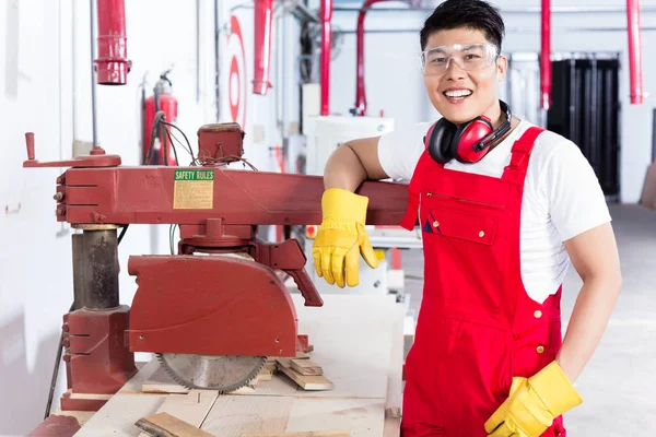 Büszke kínai carpenter fa műhelyében — Stock Fotó