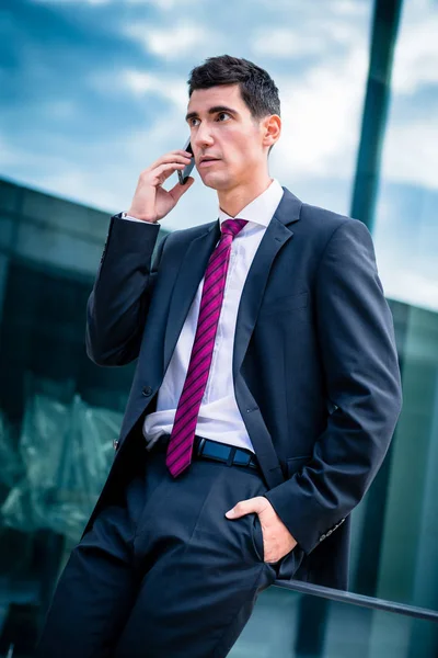 Inteligentny człowiek ubrany w telefon rozmawia — Zdjęcie stockowe