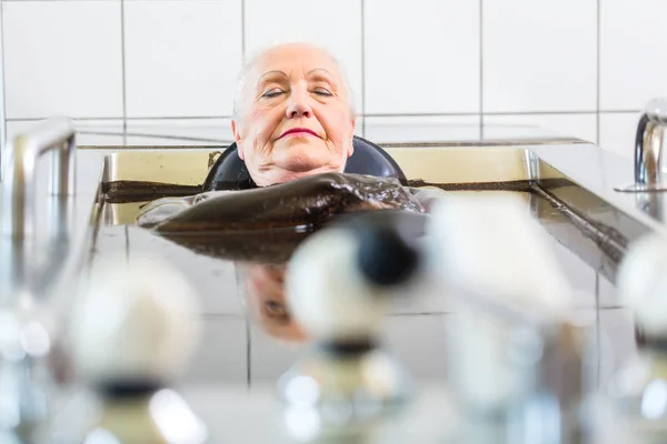 Старшая женщина наслаждается грязевой ванной — стоковое фото