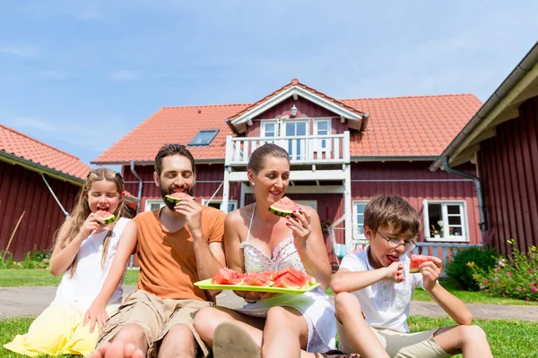 Familjen äter vattenmelon — Stockfoto