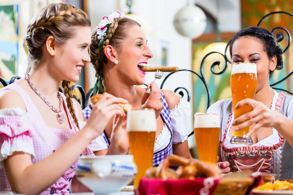 Kvinnor som äter lunch i bayerska restaurang — Stockfoto