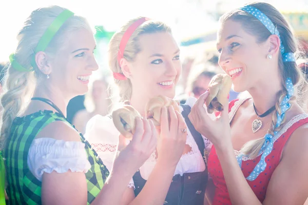 Τους φίλους που τρώνε ψητό λουκάνικο στο Oktoberfest — Φωτογραφία Αρχείου
