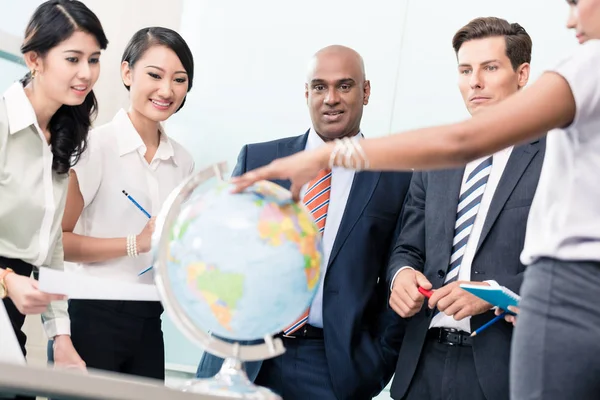 İş adamları stratejisinde yeni pazarlar tartışmak Toplantı