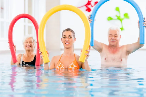 Grupo em piscina de fitness aquaróbica — Fotografia de Stock