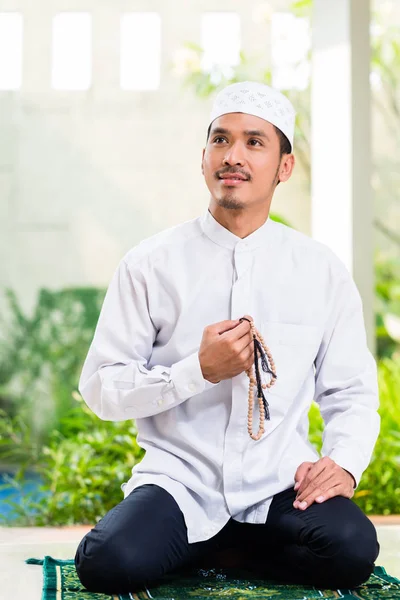 Aziatische islamitische man, bidden thuis — Stockfoto