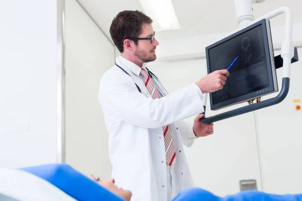 Médico explicando a ressonância magnética do paciente — Fotografia de Stock