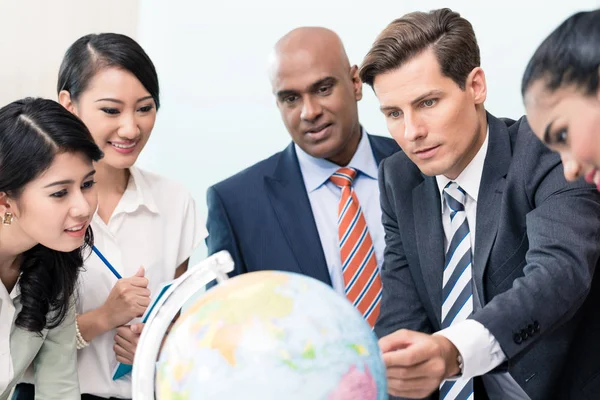 İş adamları stratejisinde yeni pazarlar tartışmak Toplantı