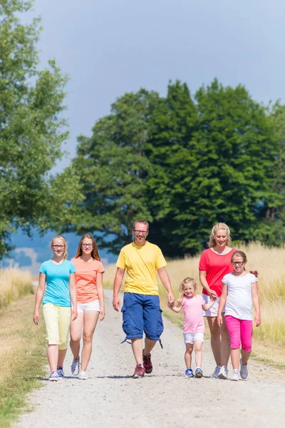 Família caminhando no caminho na floresta — Fotografia de Stock