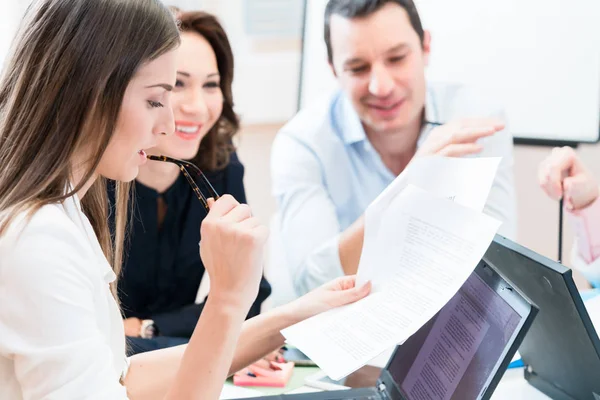 Frauen und Männer im Amt — Stockfoto