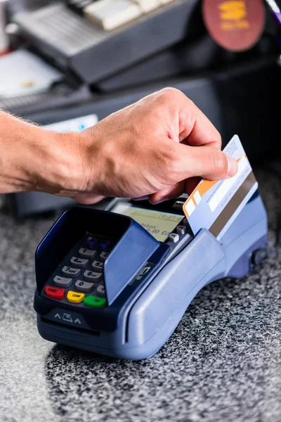 Pagamento com cartão de crédito no terminal — Fotografia de Stock