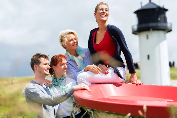 Amici che si godono una vacanza sulla spiaggia del mare del nord — Foto Stock