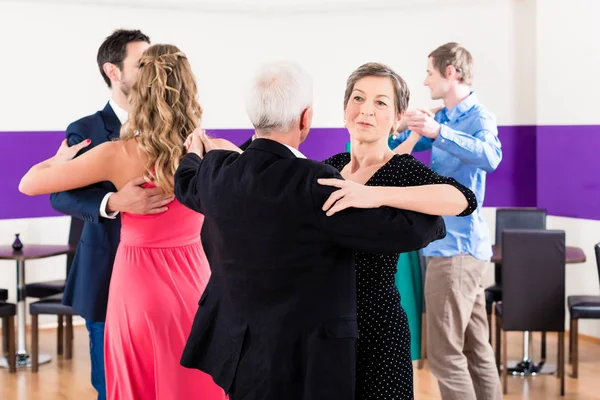 Grupp människor som dansar i danslektion — Stockfoto