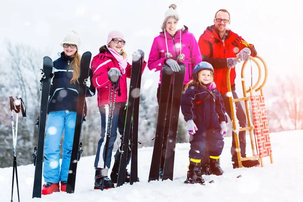 Rodina s saně a lyže, zimní sporty — Stock fotografie