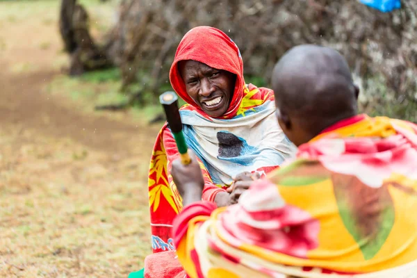 Massai-Männer beim Händeschütteln — Stockfoto