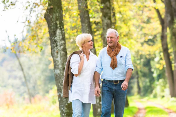 Seniorenpaar bei Freizeitspaziergang im Wald — Stockfoto