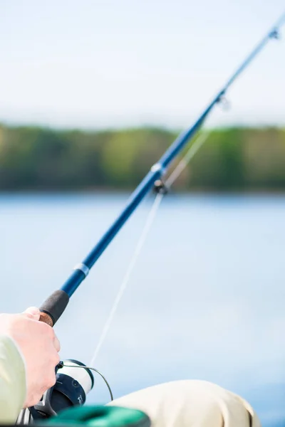 Uomo pesca con angolo al lago — Foto Stock