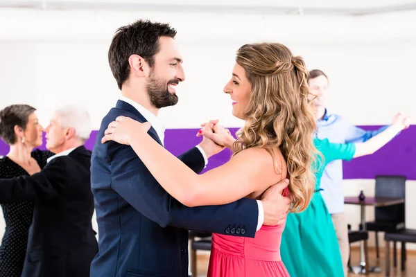 Młodych i starszych par coraz lekcje tańca — Zdjęcie stockowe