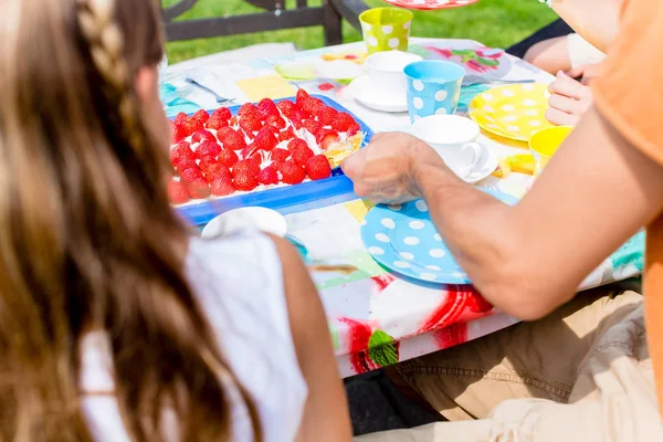 Familie met koffie en gebak — Stockfoto