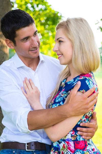 Mann und Frau umarmen sich im Park — Stockfoto