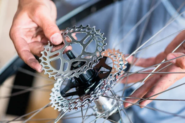 Mekaniker reparerar gears — Stockfoto