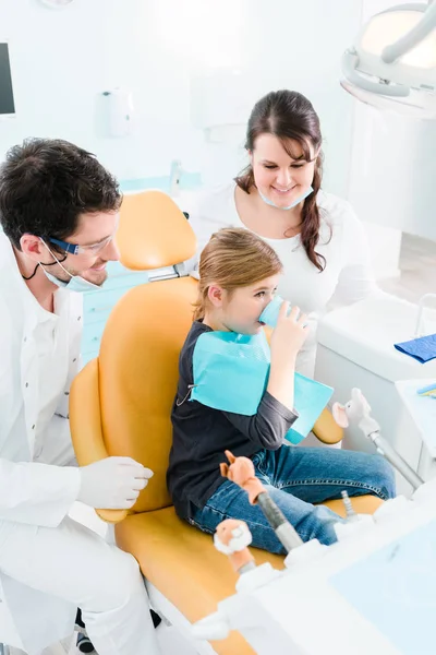 Стоматолог, лечащий ребенка — стоковое фото