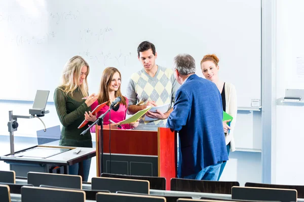 Estudantes com professor na faculdade — Fotografia de Stock