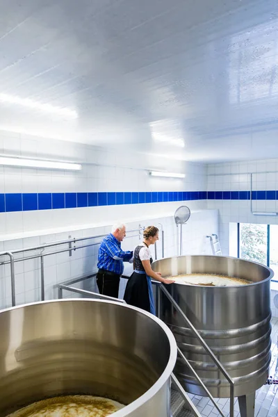 Brewer och kvinna i ölbryggeri — Stockfoto