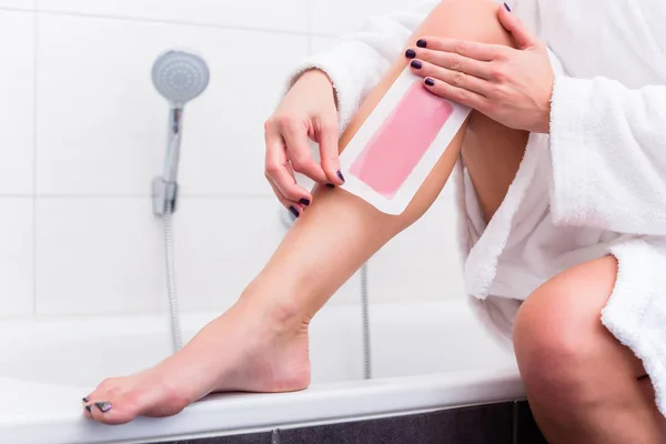 Woman using wax strips for depilation — Stock Photo, Image