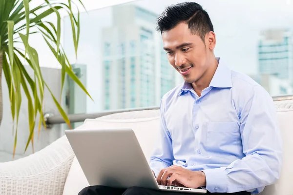 Бизнесмен, работающий с ноутбуком из дома — стоковое фото