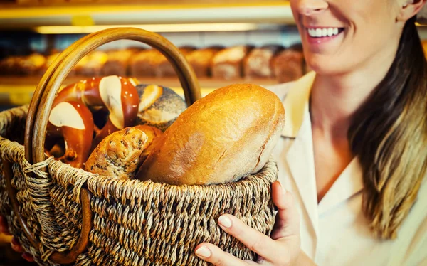 Vrouw van de bakker verkoopt brood — Stockfoto
