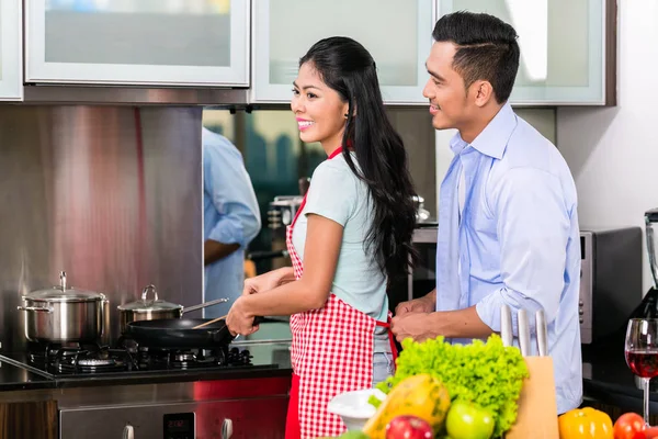 Pasangan di dapur memasak makanan — Stok Foto