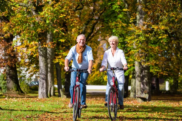 Senioren auf Fahrrädern auf Tour im Park — Stockfoto
