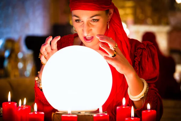 Fortuneteller em Seance ou sessão com bola de cristal — Fotografia de Stock