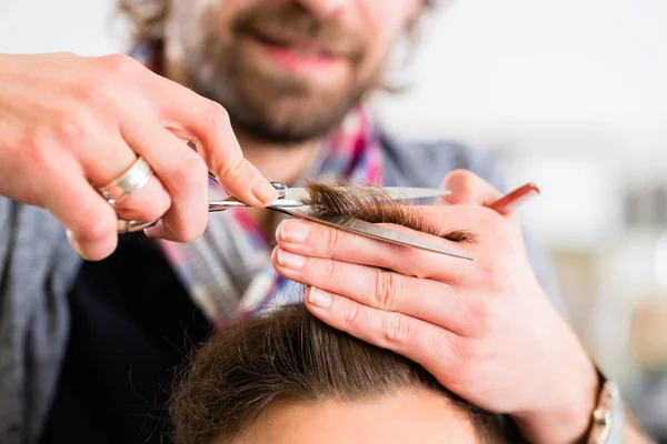 Barber trimming man hair in haircutter shop — Stock Photo, Image