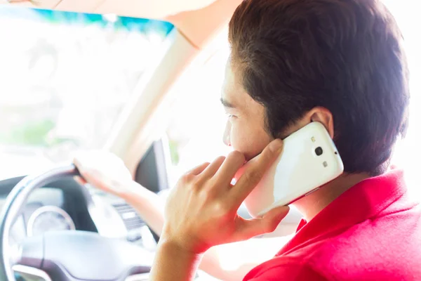 Asiático hombre telefoneando mientras conduce coche —  Fotos de Stock