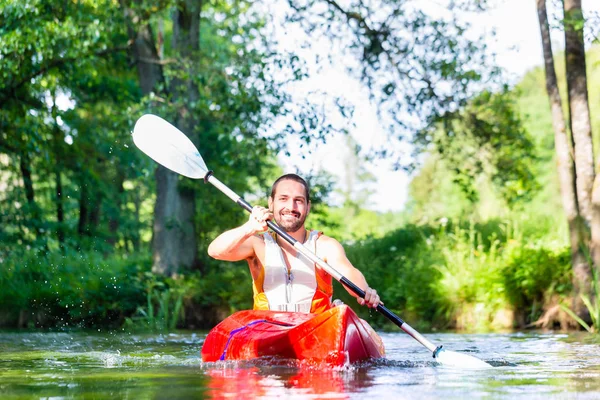 Człowiek, brodzik z canoe — Zdjęcie stockowe