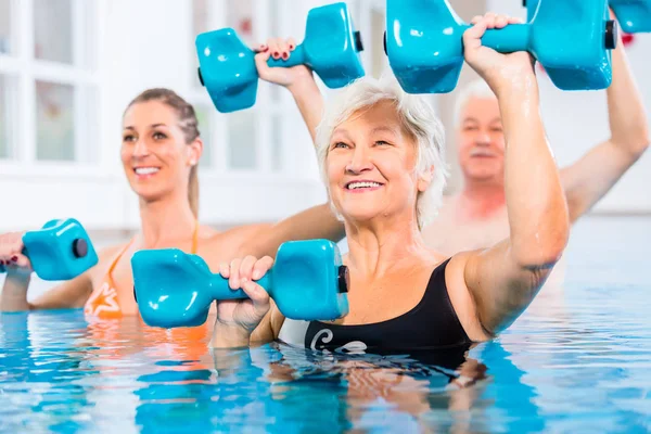 Pessoas em ginástica aquática em fisioterapia — Fotografia de Stock
