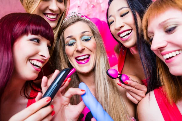 Frauen feiern Junggesellenabschied — Stockfoto