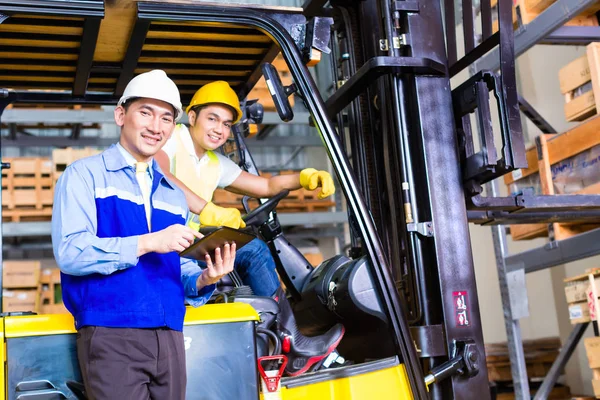 Asya işçiler inşaat sitesinde