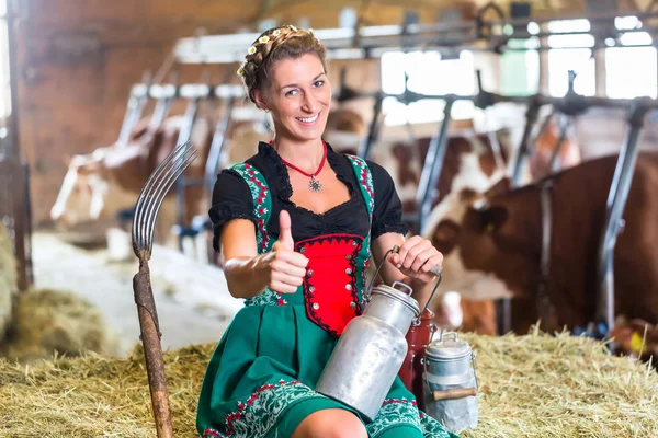 Sexy Countrywoman em cowhouse — Fotografia de Stock