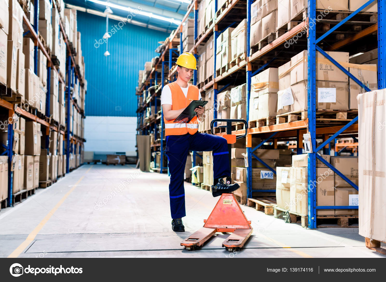 логистика склад. отгрузка товара со склада поставщика. склад товаров. поставщики оборудования. упаковка товара на складе.