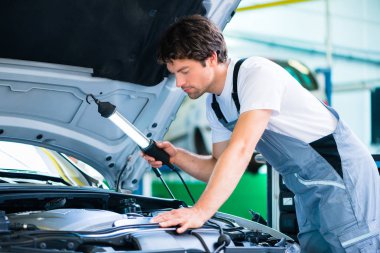 Otomatik mekanik cworkshop içinde çalışma
